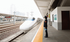 高铁站台上绝对不能打伞！官方解疑：三大风险