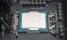 美国正式允许英伟达向华出货AI芯片：让中国企业买到芯片就停止自研！