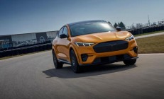 前福特CEO菲尔兹：美国“国补”停止后，电动车普及仍会稳步推进