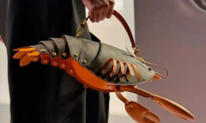 
        		LV龙虾造型手袋售价55500元 官方：背起来并不突兀 !	