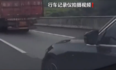 
        		男子高速遇大货车后违规变道致撞车：自称对方就应该减速 ！	