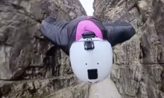 
        		25岁中国翼装飞行者国外挑战时出意外：撞上山壁当场身亡 !	