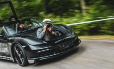 最狂野的摄影车？坐在保时捷718 Boxster S车头拍照见过没有