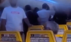 
        		英国一航班因婴儿哭闹引发斗殴：数十人大喊大叫 舱内混乱一片 !	