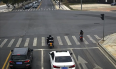 
        		女子骑电动车肆无忌惮闯红灯被撞飞：还要负全责 !	