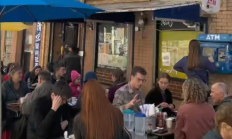 
        		纽约一兰州拉面馆生意火爆：老外排长队 门口坐塑料凳就餐 !	